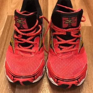 Mixing wave creation running shoes